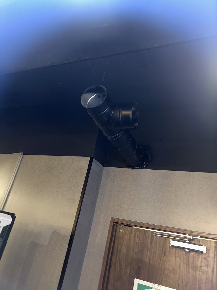 これまで分煙が十分でないとのご意見をいただき、ご不快な思いをおかけしましたことをお詫び申し上げます。
いただいた声を真摯に受け止め、このたび換気・排気ダクトの工事を行い、分煙環境を強化いたしました。
今後もお客様の声を大切に、安心してご利用いただける空間づくりに努めてまいります。