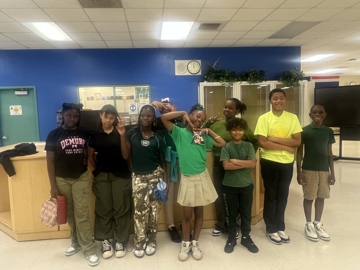 TJBG_K8's tweet image. HELLO WEEK! 

WEARING OUR GREEN IN SUPPORT OF THE SANDY HOOK PROMISE !

@StdtSvcsMDCPS @MDCPSNorth @MDCPS #helloweek #yourbestchoiceMDCPS