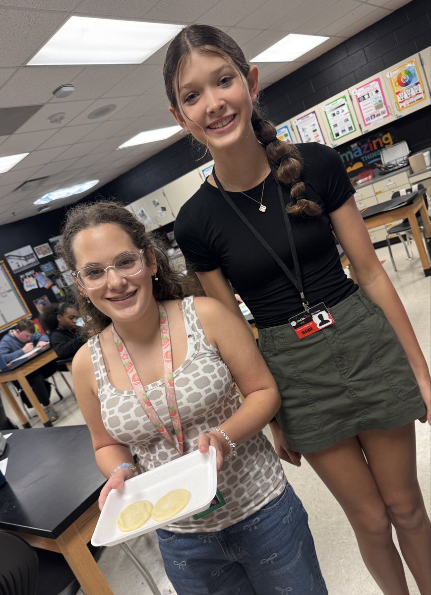 KrystleWright's tweet photo. Thank you girls for the yummy treat! #WMSRTB #HumbleISDArtists #BeEliteWMS #ChooseBetter #MakeEverySecondCount #FocusOnTheGood @HumbleISD_WMS @HumbleISD https://t.co/gQpnyFbtQc