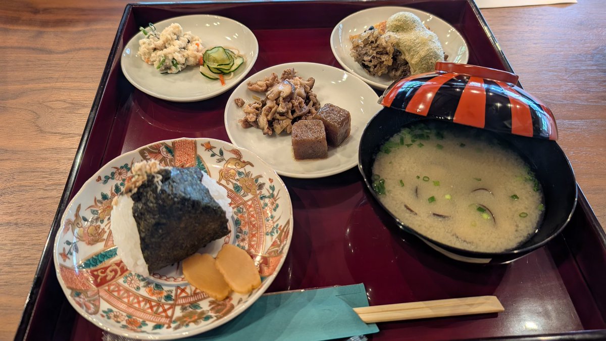 tatarafudoki's tweet photo. 【本日オープン✨️】
#日本遺産 #出雲國たたら風土記 の構成文化財、#絲原家住宅 の駐車場向いに、仁多米おむすびのお店「#堀之内」が本日オープン😊

おにぎりに使われているお米はもちろん、仁多米の新米🌾✨️
つやつやで甘みがあって美味しいです♡

詳細はお店の公式インスタからチェック✔️ https://t.co/10QLOzpKeD