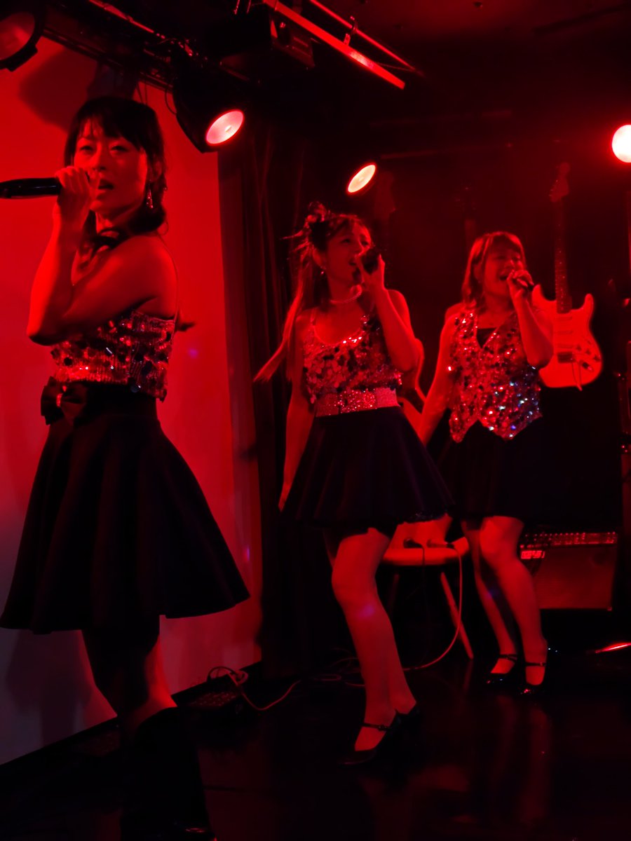 昨日は #湯あがり娘 さん（<a href="/yuagari_40/">湯あがり娘</a>）による定期ライブが開催されました！
ゲストの方も多く、
回数を重ねるごとにお客様が増えて
スタッフも感無量でございます😭
なによりお客様が優しいです！

衣装がブルーに変わったので
舞台袖からパシャパシャ撮影📸
気づいてくれてカメラ目線もGET！