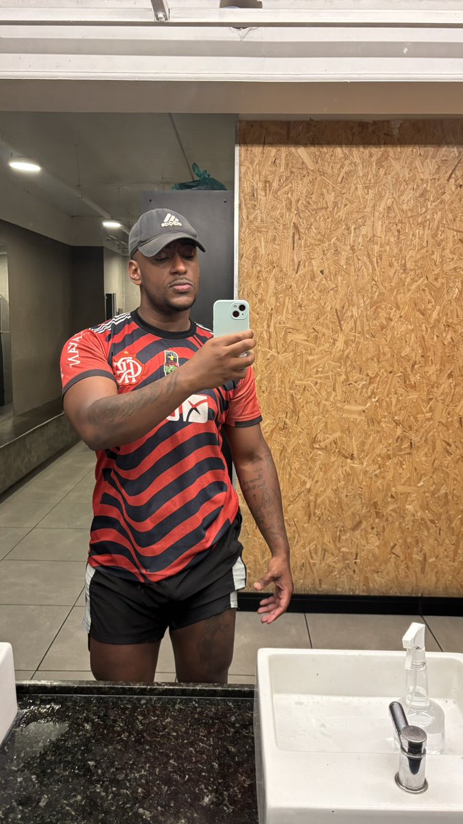 lacerd4_'s tweet photo. meu sextou 💪🏾 https://t.co/rcIyFt7Pf0
