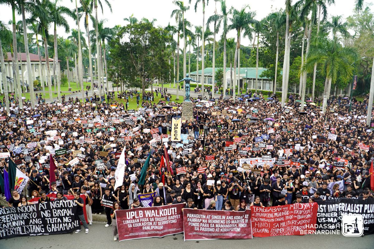 uplbperspective's tweet photo. MGA LARAWAN | Anim na taon matapos ang huling walkout sa unibersidad, sama-sama muling lumabas ng kanilang silid-aralan ang higit 7,000 na myembro ng komunidad ng University of the Philippines Los Baños bilang protesta sa katiwalian ng gobyerno ng bansa.

#UPLBWalkout
#NoToKorap https://t.co/cWfXdtuiIO