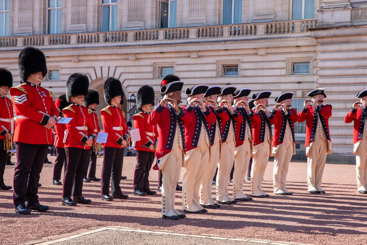 We celebrated the traditions, kinship and unparalleled partnership of the US and UK militaries today at Buckingham Palace. Soldiers from The @USArmy Old Guard Fife and Drum Corps were proud to perform alongside their military and musical counterparts in the @BritishArmy, the Band https://t.co/puOtNslGwV