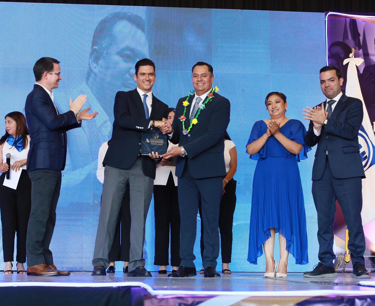 JorgeRoHe's tweet image. 🔵 Muy contento de acompañar a mi amigo, el diputado federal @AsaelHC82, en su informe de labores.

Su trabajo refleja lo que somos en Acción Nacional: un partido que trabaja por las familias y que lucha todos los días por el bien de México. 🇲🇽✨

¡Felicidades, Asael, por tu…