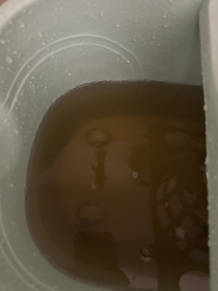 Varios ciudadanos reportan que así están recibiendo el agua potable en sus casas en la zona metropolitana. <a href="/AcueductosPR/">Comunicaciones AAA</a>  ¿A qué se debe esto?