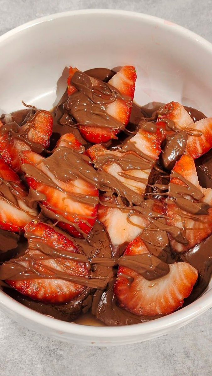 Serving sweetness with a little drizzle of temptation 🍓🍫
#ChocoLove #BerrySweet #TemptationOnTop