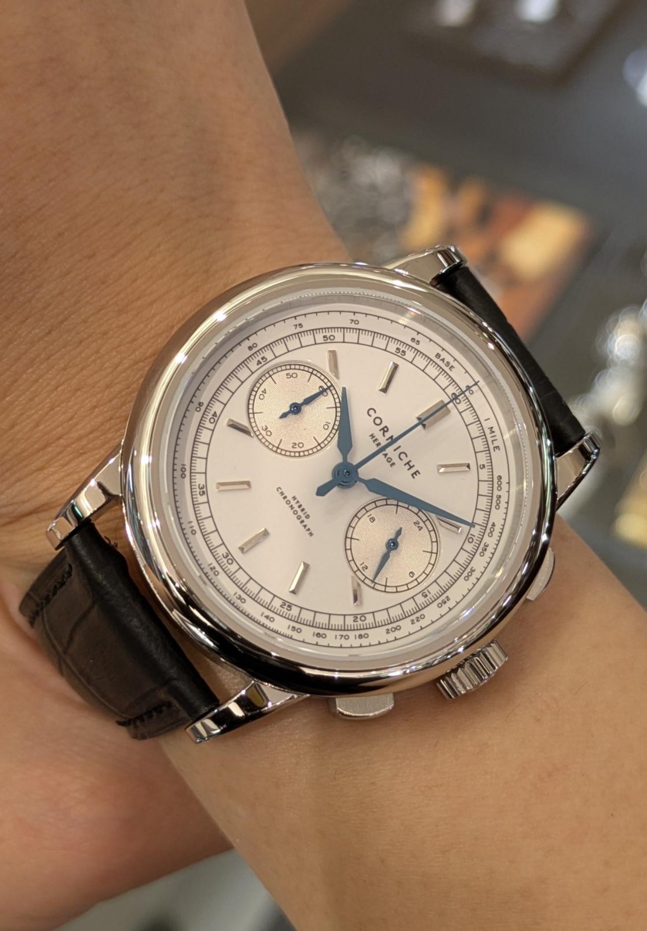 CORNICHE / コーニッシュ ヘリテージ クロノグラフ　白文字盤 シルバー CORNICHE - CORNICHE / コーニッシュ ヘリテージ クロノグラフ 白文字
