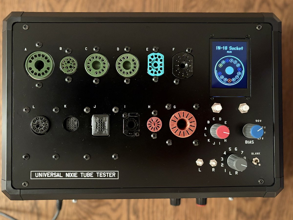ニキシー管点灯確認装置完成した🥳！
11種のソケットを搭載していて対応管はざっと洗い出しても100種以上！ニキシー管が好きすぎて頭のネジが2、3本飛んでないと作ろうと思わない装置！

動作の様子は↓