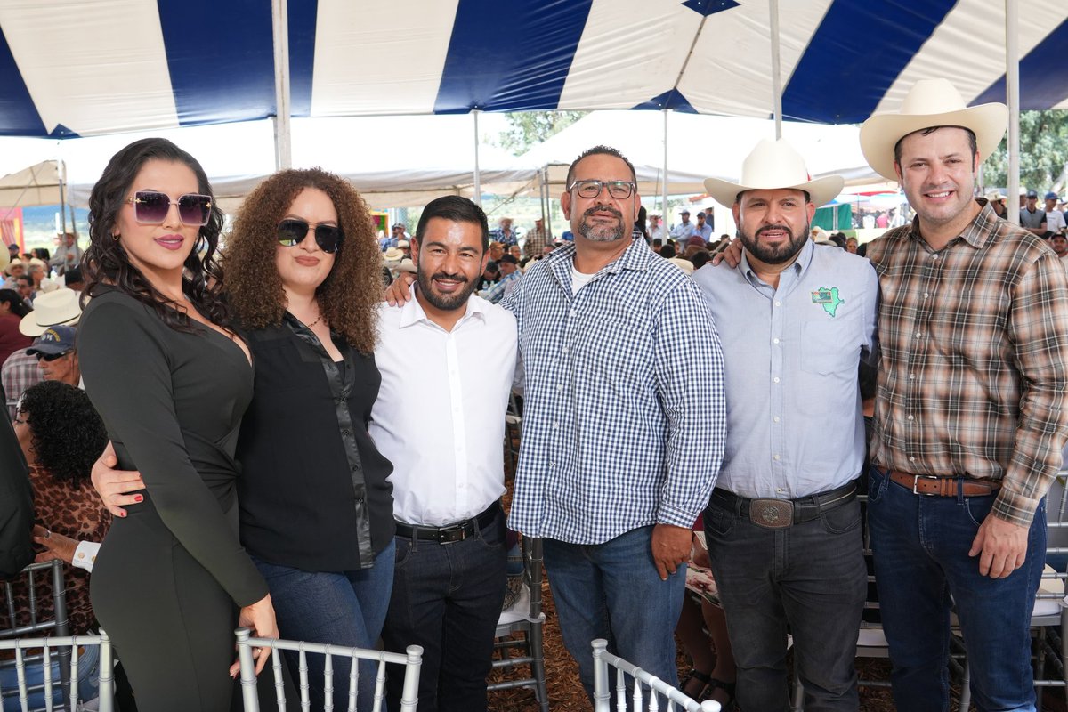 En Santiago Papasquiaro acompañando a nuestros amigos de la Unión de Ejidos y Comunidades Forestales General Emiliano Zapata <a href="/UNECOFAEZ1/">UNECOFAEZ</a> en la celebración de su 49 aniversario. 🎉🌱

Gusto de saludar a tantos amigos que, con su trabajo y unidad, han hecho de esta organización un