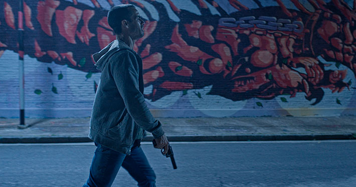 sangarciacorre's tweet photo. Gatillero (2025) de película de acción filmada en plano secuencia. Disponible en HBO Max. Acá mi crítica: https://t.co/I6q6RYlXPx https://t.co/1Xj1gjAWXj