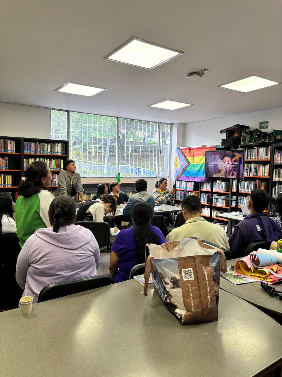 🎤✨ Vivimos el Karaoke Literario Diverso en articulación con la Biblioteca de La Victoria, en San Cristóbal. Un espacio para compartir lecturas, voces y experiencias que celebran la diversidad y la cultura. 🌈📚 #AquíSíPasa