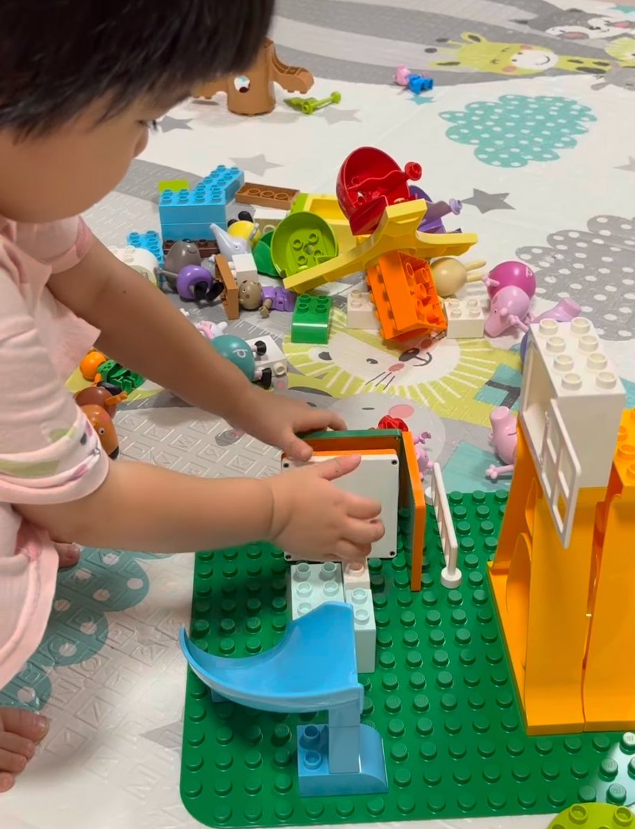 dokodemositter's tweet image. おはようございます☀️

👧が最近LEGOに夢中🥰
クラシックはまだ早いかな😊
しばらくはデュプロで🫡

LEGOはデンマーク語で「よく遊べ（Leg Godt）」から生まれた言葉だと初めて知りました🧐