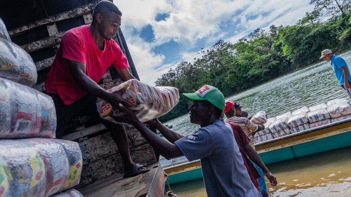 USEmbassyBogota's tweet photo. 💡¿Sabías que Estados Unidos es el principal proveedor de asistencia humanitaria para Colombia? Actualmente, Estados Unidos proporciona 138 millones de dólares en asistencia que salva vidas en las poblaciones más vulnerables de Colombia. 🇺🇸🤝🇨🇴

🌎 Colombia recibe más del 30% de toda la asistencia humanitaria que Estados Unidos proporciona a Sudamérica.

🤝 Desde enero de 2024, la Embajada de Estados Unidos, por medio de sus sus socios, ha entregado asistencia alimentaria y nutricional vital a 231,000 personas en el Chocó que han sido desplazadas o confinadas por grupos armados ilegales.