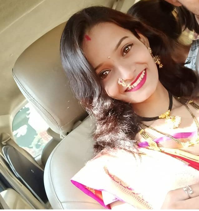 AkshadaPan749's tweet photo. पति घर के बाहर मेहनत करके पसीना बहा कर पैसा कमाता है और घर पर उसकी बीवी अलग अलग मर्दों के साथ मजे करती है 🥵 https://t.co/EBo8Z2w2cj
