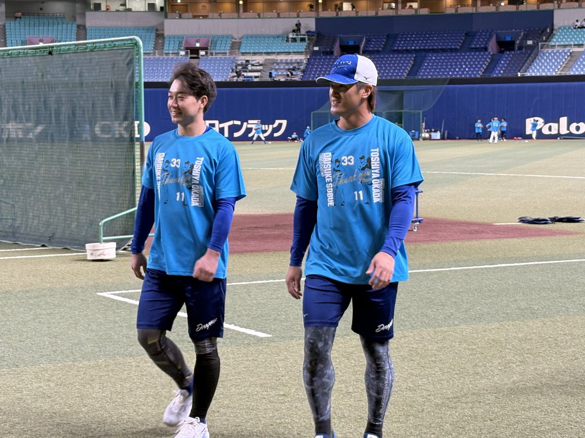 山本選手＆板山選手。

選手も首脳陣もスタッフも
みんなお揃いのTシャツでグラウンドへ‼️

#ドラゴンズ　#ライドラ
#TOKAIRADIO #ガッツナイター