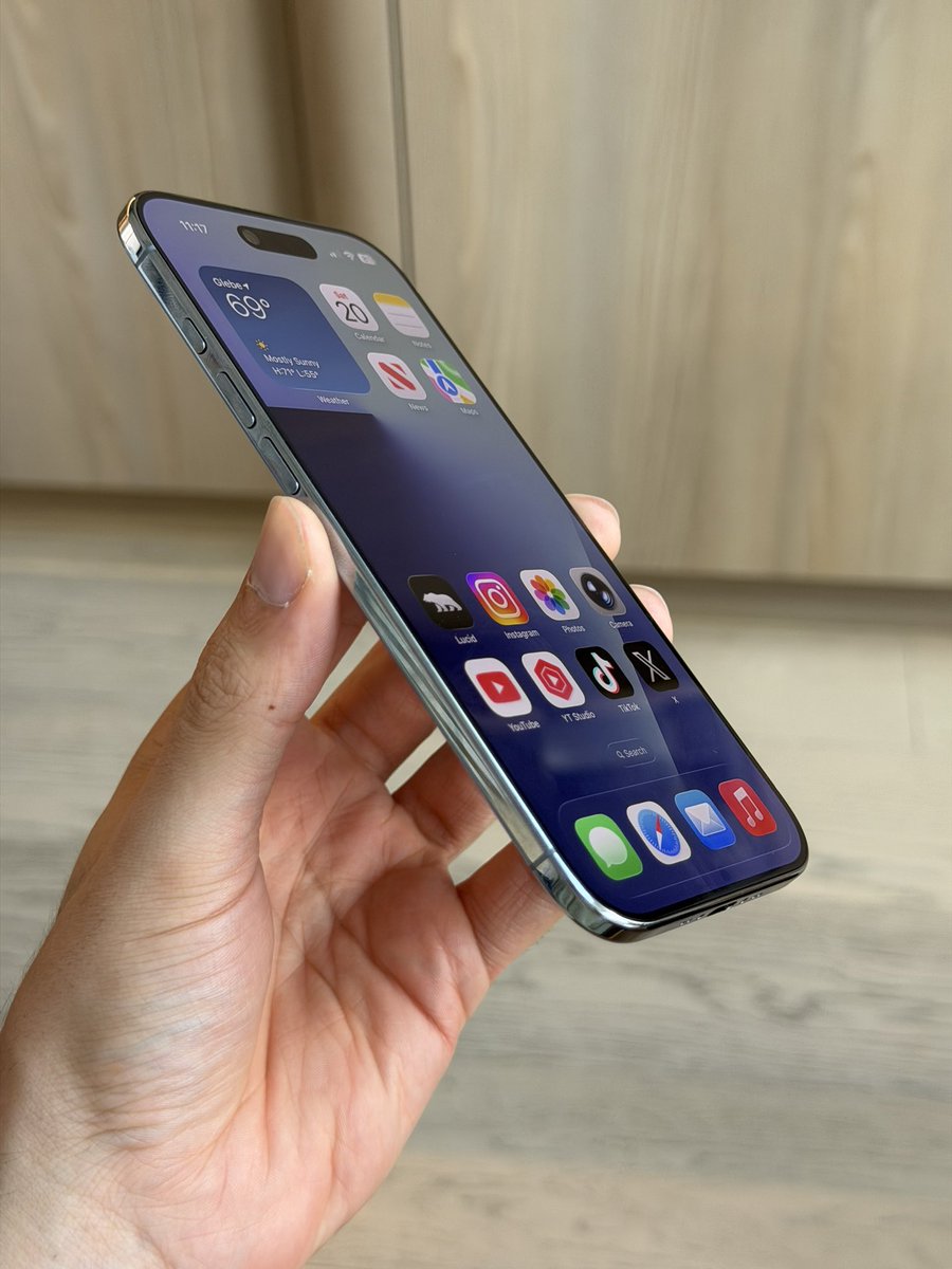 LukeMiani's tweet image. For the first time in YEARS, I can safely say the iPhone air is so incredible to experience you simply have to go try it in person. 

The last few years you could easily describe or demonstrate the new iPhone, but this is a sensory treat that needs to be felt firsthand
