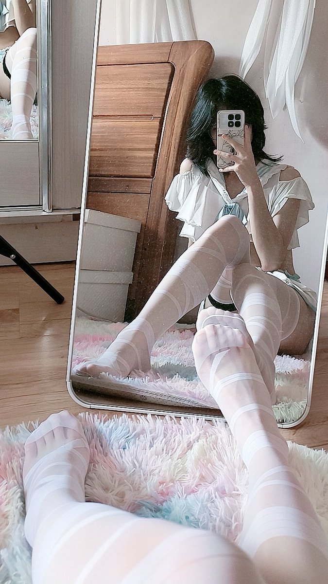 呜哇！腿上的黑色绑带会绑什么呢喵～