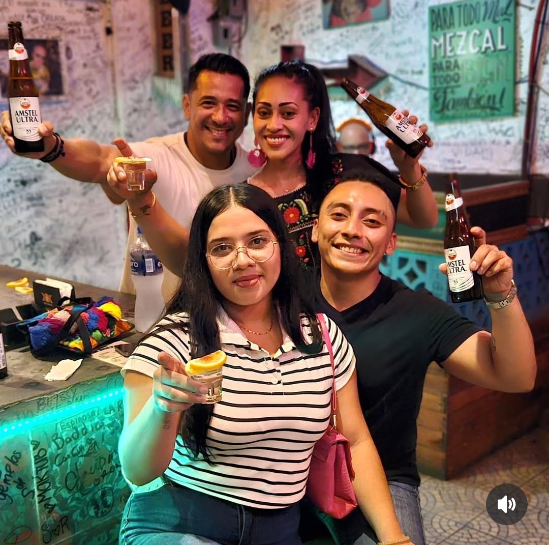 Viernes de mezcalitos casuales con los amigos. Te la rifaste toda la semana, te mereces un mezcal #LaMezca 🇲🇽🎧