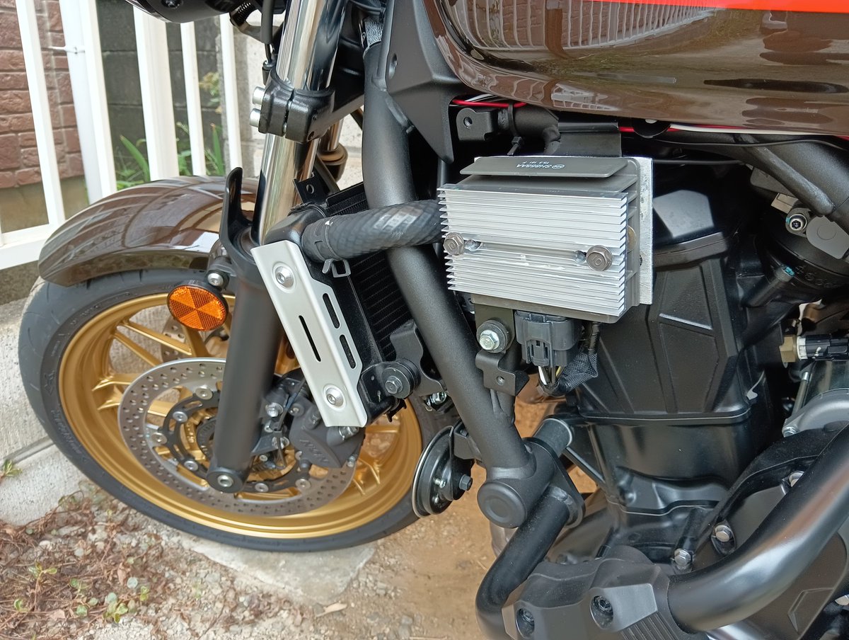 レクチの上にパソコン用のヒートシンクを被せて奥にはアルミ板を挟んでいます。かなりの熱をもつので放熱のためです。