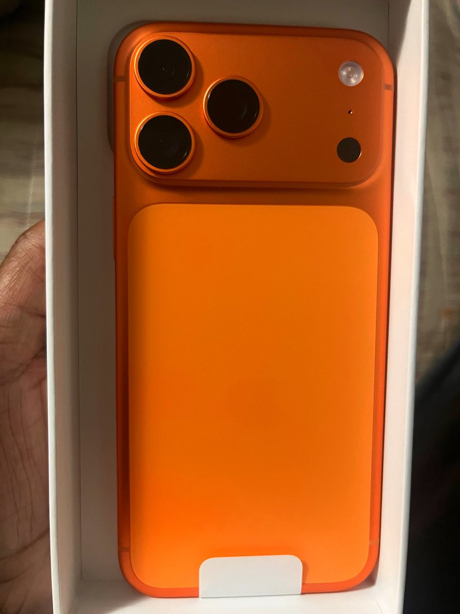 Been waiting for an orange iPhone to drop… bye 13, hello 17!