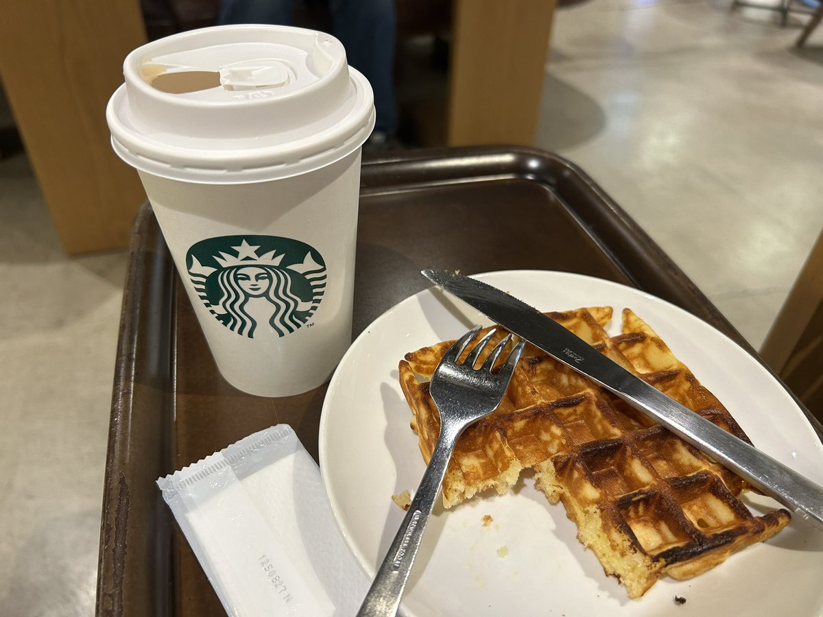 本当は東京駅付近でオシャレなカフェでも探してブラブラしようと思ってたけど人の多さに圧倒されてスタバに逃げた田舎もんです、、😩