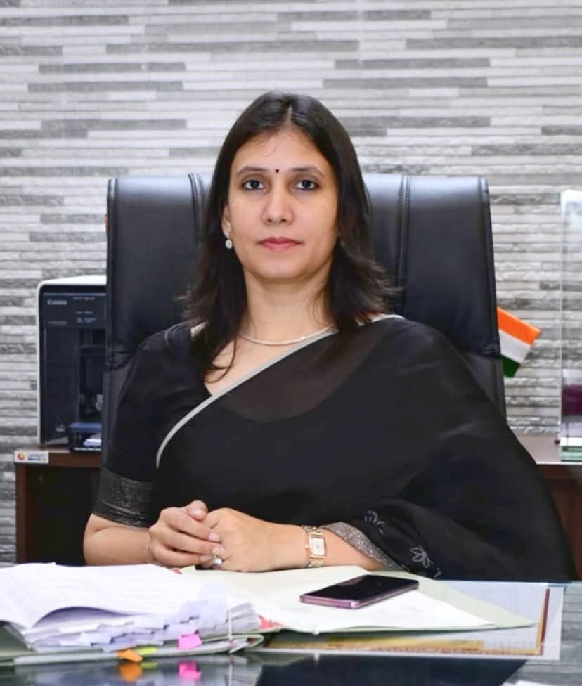 Sach_Aap_Tak's tweet image. *नवनियुक्त मण्डलायुक्त ने अपना पदभार संभाला*
नवनियुक्त मण्डलायुक्त सौम्या अग्रवाल, शुक्रवार को प्रयागराज पहुंचकर अपना पदभार ग्रहण कर लिया है। मण्डलायुक्त सौम्या अग्रवाल 2008 बैच की आईएएस है। सर्किट हाउस पहुंचने पर मण्डलायुक्त को गार्ड ऑफ ऑनर दिया गया।