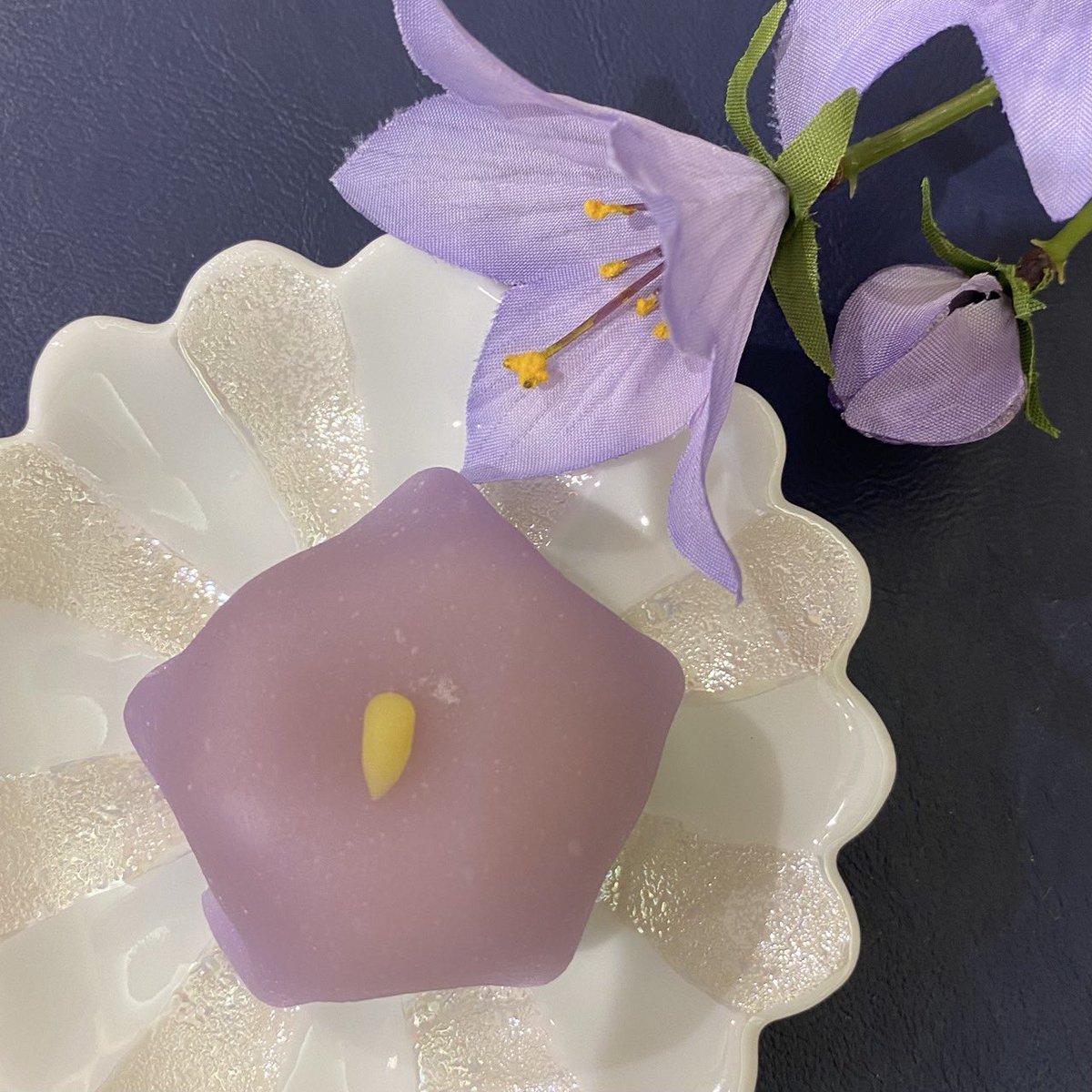 秋の七草は、万葉集にある山上憶良が詠んだ
1）秋の野に 咲きたる花に 指折り かき数ふれば 七種の花
2）萩の花 尾花葛花 撫子の花 女郎花また藤袴 朝貌の花（桔梗）
という2種の和歌を元に親しまれるようになりました🍃
今年は自然を感じながら、秋の夜長を楽しんでみるのもいいですね🌙