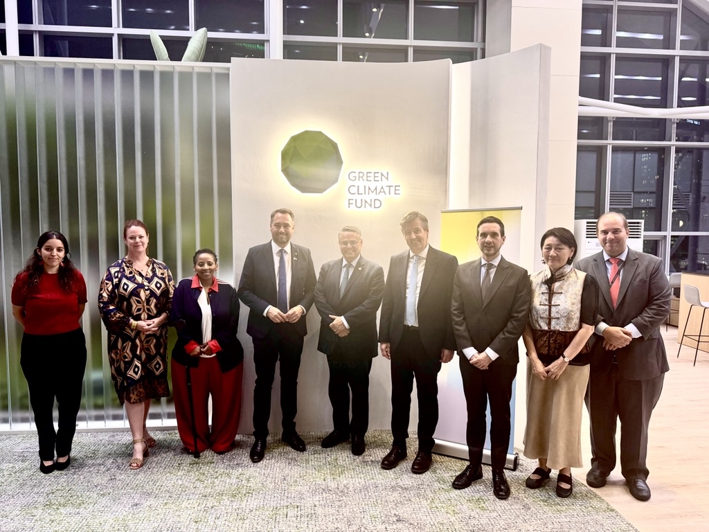 Strengthening climate ambitions for global good 🌐

GCF CIO Henry Gonzalez &amp; Belgium Deputy PM <a href="/prevotmaxime/">Maxime PREVOT</a> reaffirmed their commitment to effective #ClimateAction through innovative finance, discussing ways to collaborate, especially in scaling up private sector partnerships.