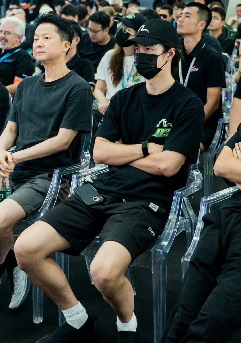 why is this dude so effortlessly hot 😩😩😩 stop making my standards go so high