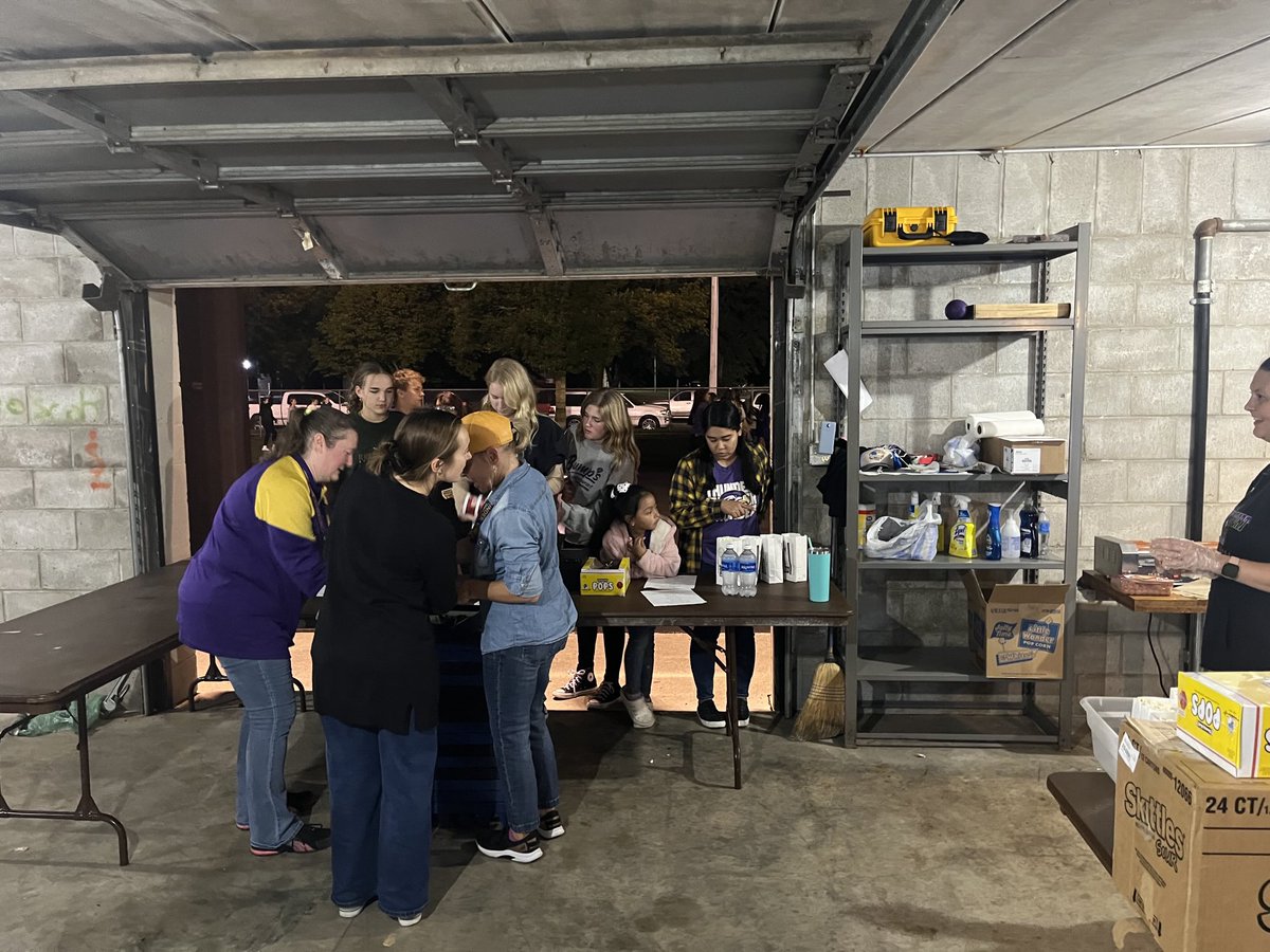 Wow our concession stand workers do an unbelievable job serving our homecoming crowd. Super Thunder Hawk Pride!
