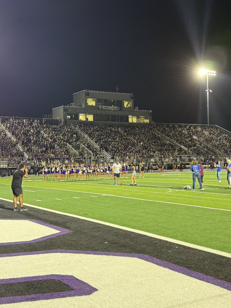 broleads's tweet photo. Angie, way to represent @CollegeViewHS3 at the Crosstown Showdown. She was selected by the @CSISD Education Foundation (@Give2Kids) for the opportunity to kick a field goal for $1000. https://t.co/riH7BX3GEN