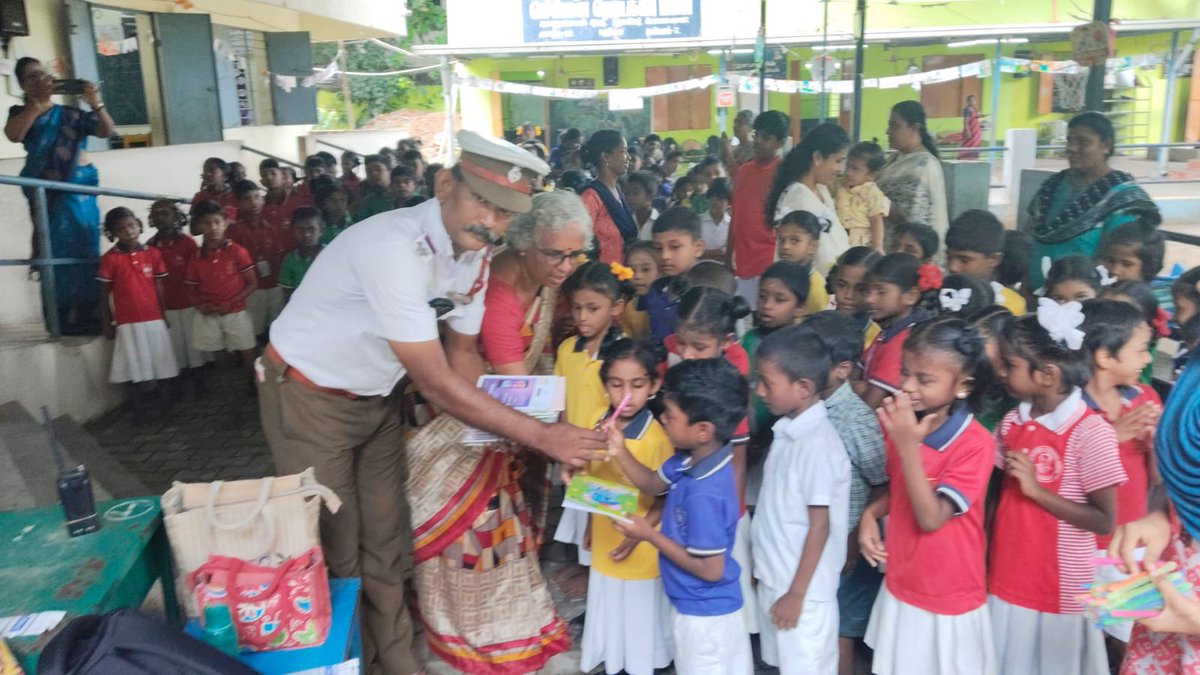 ChennaiTraffic's tweet image. 🚦 V5 Tirumangalam Police Station, in collaboration with Greater Chennai Traffic Police, conducted a vibrant Road Safety Awareness Program at Govt High School, Mugappair.
👮‍♂️👧 Inspiring young minds to become safety ambassadors!
#RoadSafety #GreaterChennaiPolice #ChennaiTraffic