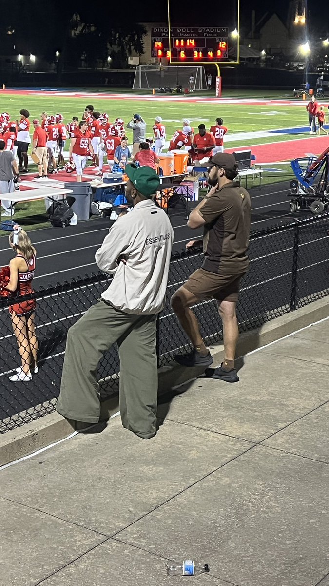 ‼️‼️REPORTING LIVE ‼️‼️
FRANK OCEAN has made an APPEARANCE at tonight’s game!!
He brought the ups guy as a guest?