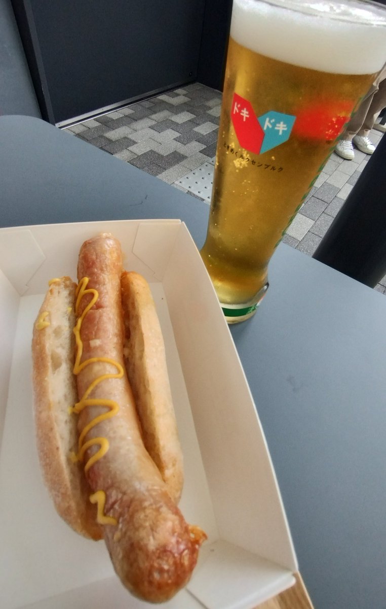 keiarara's tweet photo. 朝から #万博ビール
難関ルクセンブルクの #bofferdingbeer
ラガービールなのにスッキリとした、それでいて薄くない。濃いのを飲んだあとの二杯目に欲しい、好きな味。
あと、ソーセージが抜群に美味い。
#bofferding https://t.co/VaLW26WYSy