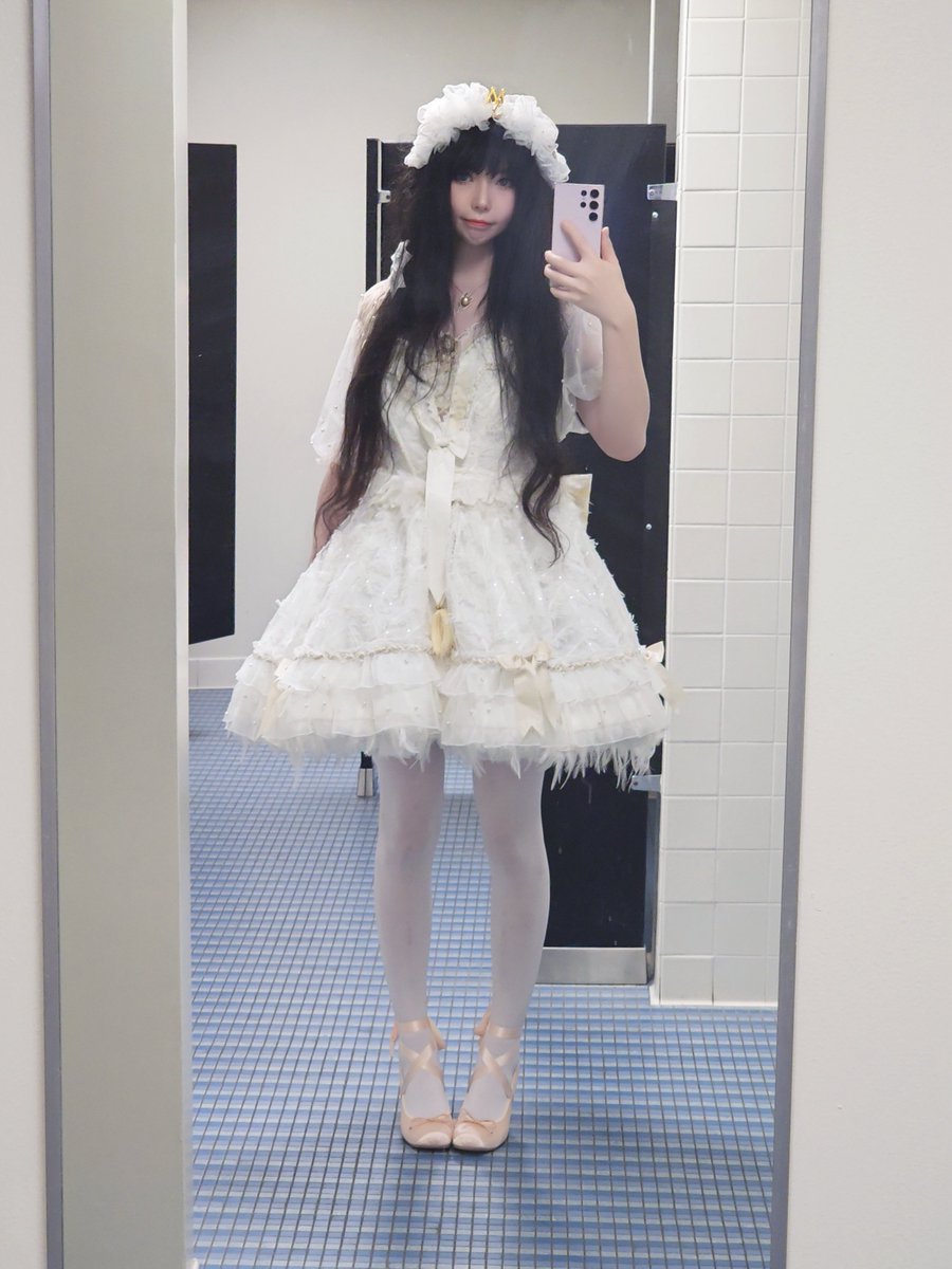 有位小天使說我穿宮廷風的lo裙很像小公主，那今天就當天鵝公主吧😉