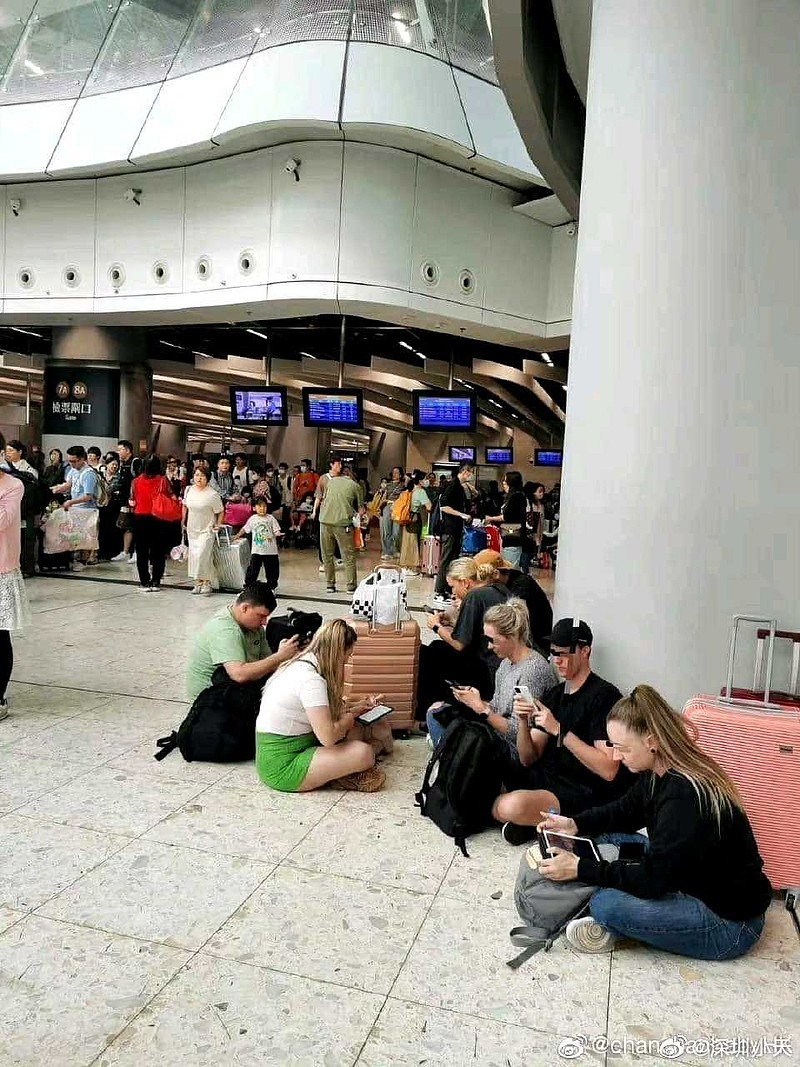 BeijingDai's tweet image. Some Hong Kong bitchs always like to attack Chinese Mainland tourists who squat on the roadside to rest, thinking that is an uncivilized thing. These Hong Kong bitchs have no problem for westerners to sit on the ground to rest, but only target mainlanders tourists. They don&apos;t…