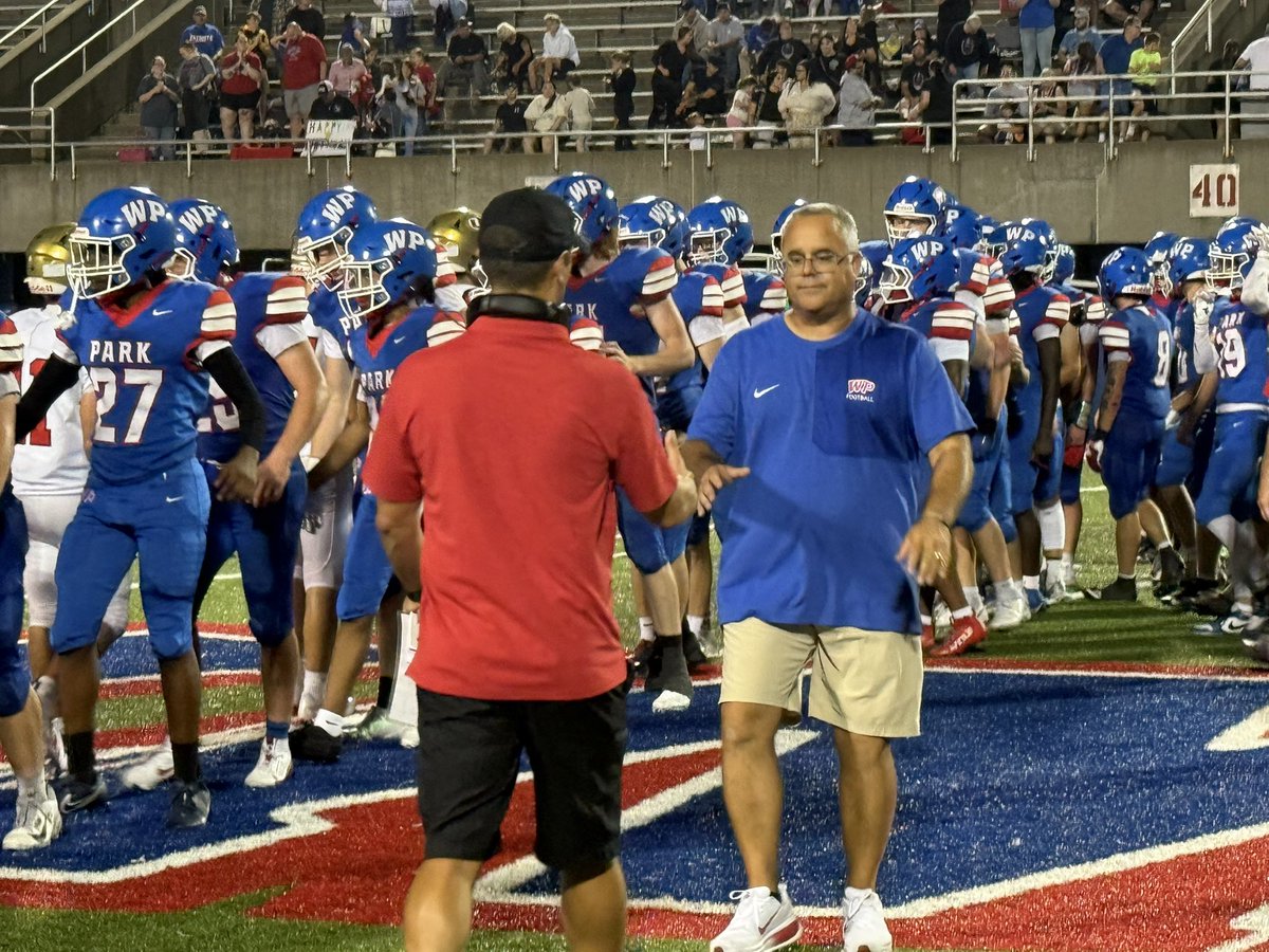 FINAL: Wheeling Park 42, University 35

Patriots’ tailback Brennan Wack finished with 341 rushing yards and 6 touchdowns on 41 carries. 

Both teams are now 3-1.

#wvprepfb