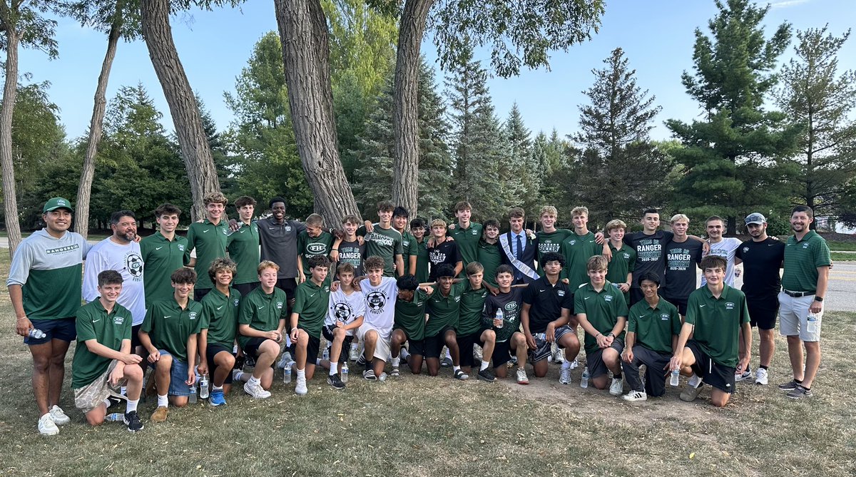 FHCMensSoccer's tweet photo. FHC Homecoming. Biggest tailgate and parade in the state! A great event for all our sports and clubs to bond with the FHC community. Even got a visit from FHC Soccer Hall of Famer Clark Udell! #RangerPride https://t.co/ElheJoUkik