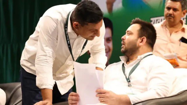 YuvasochRajeev's tweet photo. राजद और तेजस्वी के तकनीकी मेंटर संजय यादव का कमाल 

   “जैसे महाभारत का संजय अपनी आँखों से देखकर धृतराष्ट्र को  कुरुक्षेत्र की ग्राउंड रिपोर्ट से परिचय कराता था ठीक वही काम राजद के संजय यादव राजद और तेजस्वी को आगामी अजर मौजूदा राजनीति का दर्शन कराने से नहीं चूक रहे। कहने को तो संजय  यादव हरियाणा से आते हैं लेकिन उनकी सियासत बिहार में खूब फल -फूल रही है। उनकी रणनीति से राजद को तो लाभ मिल ही रहा है ,राजद नेता तेजस्वी यादव भी संजय यादव की मंत्रणा से राजनीति को साधने का काम कर रहे हैं। सच तो यही है कि  आजकल तेजस्वी यादव ख़ुद नहीं बल्कि संजय यादव की नज़र से राजनीति को देखते हैं। 
             संजय यादव ने कंप्यूटर साइंस और मैनेजमैंट की पढ़ाई की है और वो एक बहुराष्ट्रीय कंपनी में नौकरी करते थे। बिहार आकर उन्होंने कुछ साल तक यहाँ की राजनीति को समझा, चुनावी समीकरण और आँकड़ों पर काम किया। और फिर बिहार की राजनीति को कैसे हांका जाए ,समझ गए और राजद को मजबूती देने में जुट गए। संजय यादव ने ज़रूरत के मुताबिक़ आरजेडी में कई तरह के तकनीकी और डिजिटल दौर के बदलाव भी किए हैं। 
माना जाता है कि आरजेडी को लालू प्रसाद यादव की समाजिय न्याय कि पहचान के साथ ही  एक नई पहचान दिलाने की कोशिश में संजय यादव की बड़ी भूमिका है। संजय यादव और मनोज झा जैसे नेता आरजेडी की सक्रियता दिल्ली के विश्वविद्यालयों और कॉलेजों तक पहुँचाने की कोशिश में लगे हैं। 

 राष्ट्रीय जनता दल की राजनीति को यदि पिछले एक दशक में गहराई से देखा जाए तो यह साफ दिखाई देता है कि पार्टी ने अपने पारंपरिक आधार को मज़बूत करने के साथ-साथ नए वर्गों, ख़ासकर पढ़े-लिखे और तकनीकी रूप से सक्षम युवाओं को जोड़ने की दिशा में ऐतिहासिक कदम बढ़ाया है। इस पूरी प्रक्रिया में संजय यादव जी की भूमिका सबसे अहम रही है।
         संजय यादव  ने आरजेडी के भीतर विभिन्न विचारधाराओं, पीढ़ियों और वर्गों को जोड़ने में महत्वपूर्ण योगदान दिया। उनका मानना रहा कि पार्टी तभी मज़बूत होगी जब हर कार्यकर्ता अपने को संगठन से जुड़ा और सम्मानित महसूस करेगा। इसी सोच के कारण आरजेडी ने बिहार ही नहीं, बल्कि देशभर के विश्वविद्यालयों, महानगरों और गाँव-कस्बों तक अपना नेटवर्क मजबूत किया।

               बिहार की सियासत में संजय यादव के बारे में आम लोग कम ही जानते हैं। कोई उन्हें तेजस्वी यादव का राजनीतिक सलाहकार कहता है तो कुछ लोग उन्हें तेजस्वी के निजी सलाहकार के तौर पर जानते हैं। कोई उन्हें तेजस्वी का मेंटर भी मानते हैं। राजद के अधिकतर नेता संजय के सियासी पैंतरे का लोहा मानते हैं। 
तेजस्वी यादव और संजय यादव के बीच मित्रता इतनी गाढ़ी है  संजय यादव आमतौर पर पर्दे के पीछे रहकर काम करते रहे हैं। वो तेजस्वी यादव के साथ साए की तरह नज़र आते हैं। 
आज के दौर की राजनीति में सोशल मीडिया सबसे बड़ा हथियार है। संजय यादव  ने इसे बहुत पहले ही समझ लिया था। उन्होंने आरजेडी को डिजिटल प्लेटफ़ॉर्म पर मजबूती से खड़ा किया। चाहे फेसबुक हो, ट्विटर या फिर ग्राउंड लेवल पर डिजिटल अभियान
🔥संजय यादव ने आरजेडी की छवि को तकनीकी रूप से सशक्त बनाया। इसके कारण पार्टी का संदेश सीधा जनता तक पहुँचा और युवाओं के बीच पार्टी की पहुँच बढ़ी।
 आरजेडी हमेशा से सामाजिक न्याय की राजनीति करती रही है, लेकिन संजय यादव जी ने इस राजनीति में विकास का पिच जोड़ने पर विशेष बल दिया। उनका मानना है कि 21वीं सदी का बिहार केवल सामाजिक न्याय से ही नहीं, बल्कि शिक्षा, रोज़गार, स्वास्थ्य और आधारभूत संरचना के विकास से ही मज़बूत होगा। इसी कारण उन्होंने लगातार इस रणनीति पर काम किया कि आरजेडी सामाजिक न्याय और विकास—दोनों को एक साथ लेकर चले।
       
                  दिल्ली के उच्च शिक्षण संस्थानों में आरजेडी की मज़बूत नींव डालने और वहाँ पढ़ने वाले छात्रों-युवाओं को पार्टी से जोड़ने का काम भी संजय यादव ने किया। इससे न केवल आरजेडी का दायरा बढ़ा, बल्कि पढ़े-लिखे और सक्षम युवाओं की एक पूरी टीम पार्टी को मिली, जिसने बिहार की राजनीति में नई ऊर्जा भर दी।
 संगठन की मज़बूती, तकनीकी संसाधनों का उपयोग, सोशल मीडिया की प्रभावशाली उपस्थिति और विकास की राजनीति—इन सबको रणनीति के रूप में आगे बढ़ाकर संजय यादव जी ने आरजेडी को बिहार की सबसे बड़ी पार्टी बनाने में अहम योगदान दिया।
 संजय यादव जी केवल एक नेता या सलाहकार भर नहीं, बल्कि ऐसे रणनीतिकार हैं जिन्होंने यह साबित किया कि यदि राजनीतिक दल समय के साथ अपनी रणनीति बदलें और तकनीक व शिक्षा से जुड़े वर्गों को साथ लाएँ, तो उन्हें न केवल राजनीतिक सफलता मिलती है बल्कि वे आने वाली पीढ़ी के लिए भी उपयोगी साबित होते हैं।-------------------------------------