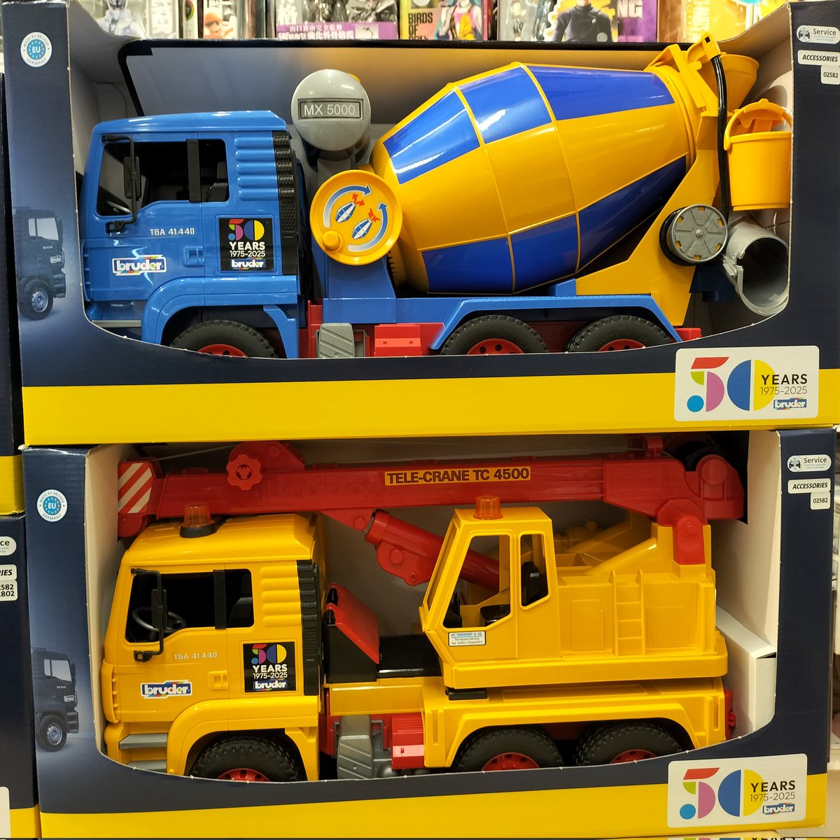 Toyskameta's tweet photo. ブルーダー50周年記念商品
MAN TGAシリーズの特別カラー4モデル入荷!!
ポップでかわいい色合いで、お子さんが喜ばれること間違いなしです
こちらの記念商品ご購入で限定缶バッチをお付け致します
入荷少なめですのでご来店はお早めにどうぞ!!

#bruder #ブルーダー #50周年 #はたらくくるま #mantga https://t.co/wJ58vo6xk1