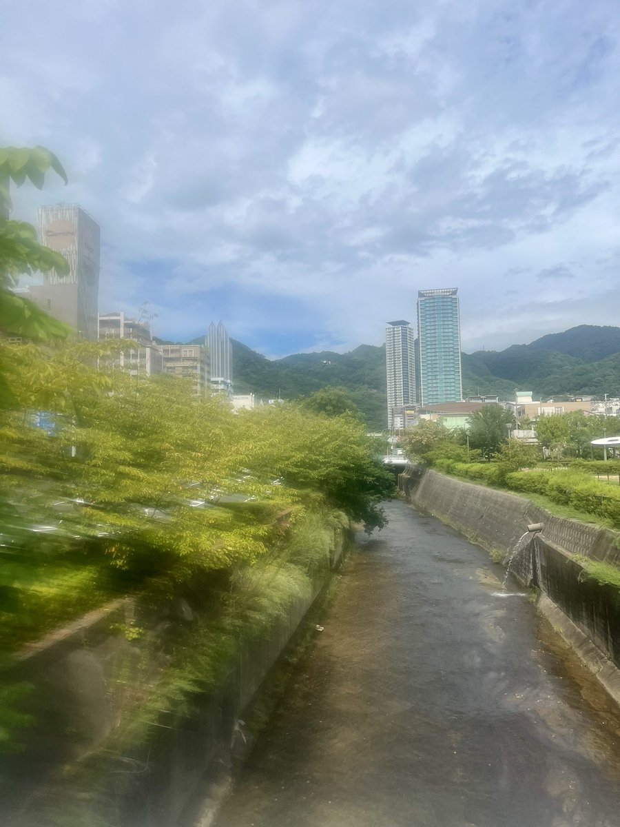 大阪のNPOの理事会終わりに神戸へ。新卒1年目の時、新規サービスを西日本全体へ拡販すべく少しの間神戸の春日野道に住んでいました。約8年前と変わらないおっとりとした商店街を歩き、懐かしい気持ちに。不思議とまた頑張ろうと思えました！