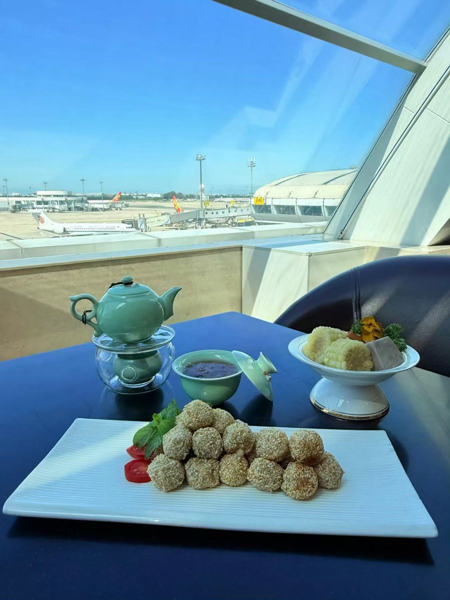 ceairasia's tweet image. 😋Savor #autumn in our #lounge, enjoy the view from your flight. ✈️ #FlywithCEAir, taste first, chill later.