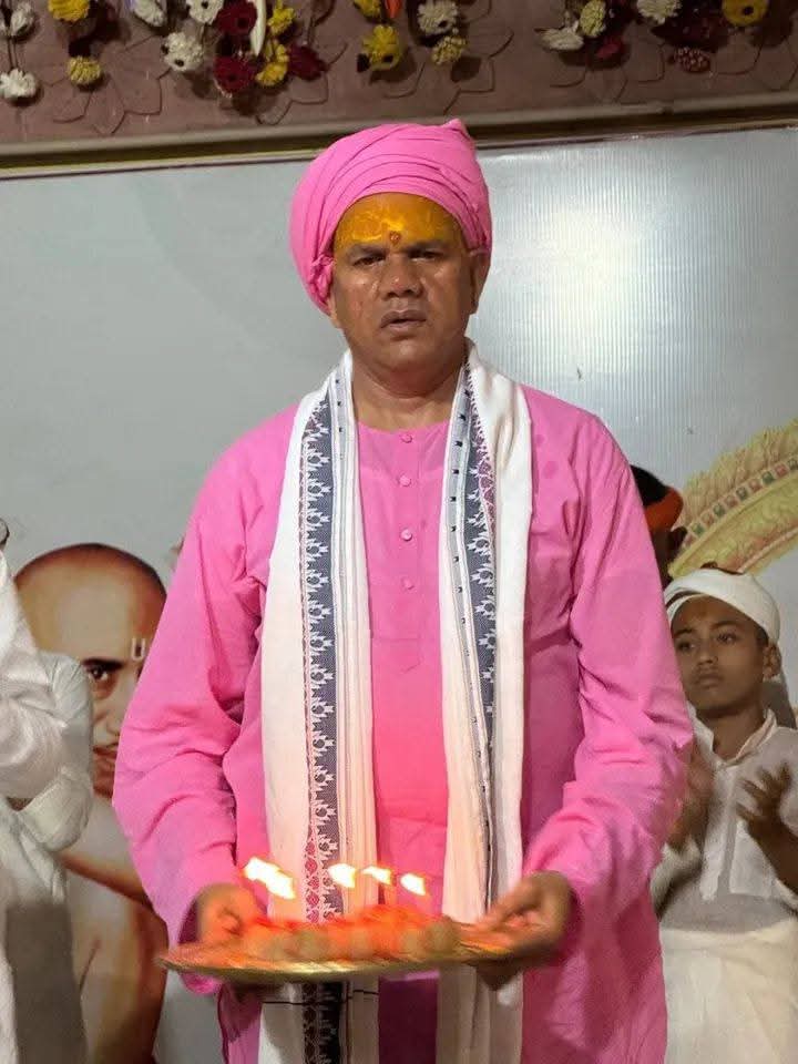 गुरु के सानिध्य में जप, तप, अनुष्ठान करने से मन, बुद्धि, चित्त, और विवेक जागृत होने के साथ साथ मनुष्य में कल्याणकारी भावनाएं उत्पन्न हो जातीं हैं और अपने कल्याण के साथ साथ समस्त जीव के कल्याण में लग जाता है। गुरु की महिमा तो अनंत है। जिसका बखान शब्दों में नहीं किया जा सकता है।