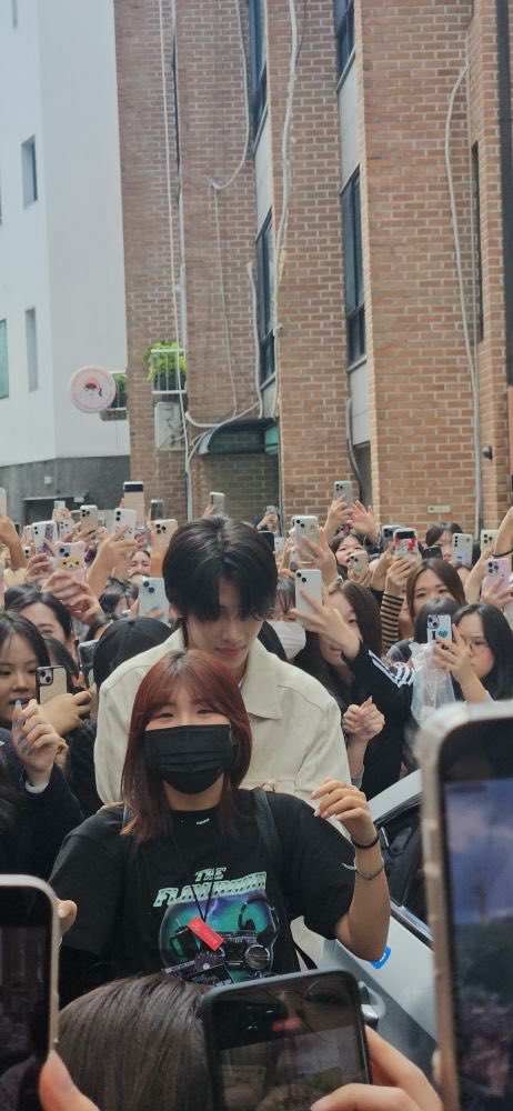 nct127alp's tweet photo. MY FRIEND WENT TO THE NIAN EVENT HE LOOKS SO HANDSOME #NIANBOHENG #니안 https://t.co/ZeJv7OmBN8
