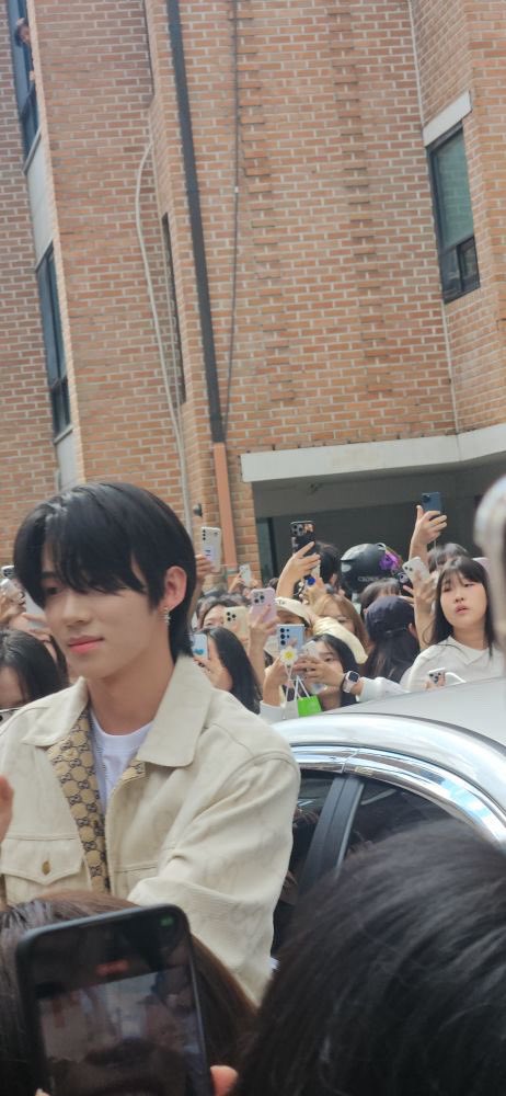 nct127alp's tweet photo. MY FRIEND WENT TO THE NIAN EVENT HE LOOKS SO HANDSOME #NIANBOHENG #니안 https://t.co/ZeJv7OmBN8