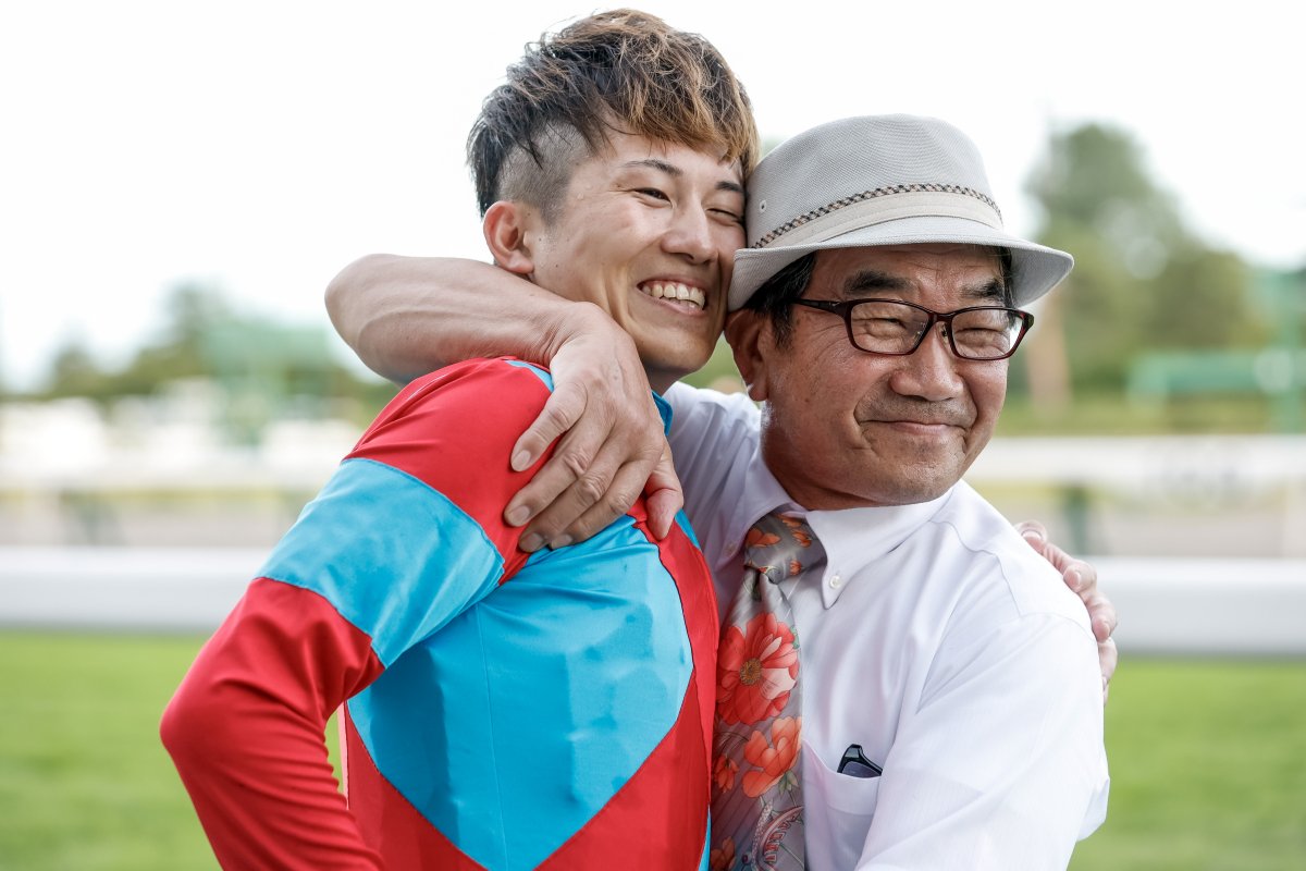 【#阪神ジャンプステークス】
小牧加矢太騎手×佐々木晶三調教師×キズナ産駒は、インプレスの新潟ジャンプSに続き障害重賞連勝。

その新潟ジャンプSでJRA全10場重賞制覇を達成し、来年には定年が迫る佐々木調教師。自らが手がけたキズナの産駒との絆はラストイヤーも健在。

撮影：下野雄規