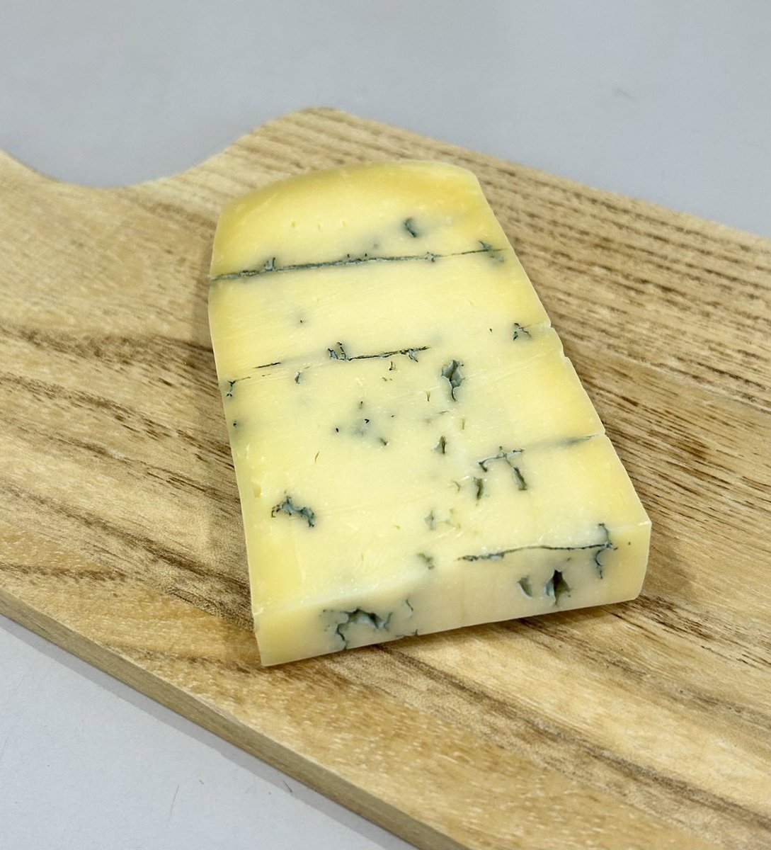 nanatomimilk's tweet image. 📢 今週のお知らせ 🧀

✔ 熟成ブルーチーズ新登場
　熟成チーズらしい旨味を残しつつ、ブルーチーズの芳醇な風味を楽しめます。
✔ シャインマスカットのソフト（静岡店限定）

富士宮店 土曜・日曜 10時〜16時
静岡店 土曜・日曜 11時〜16時＆月曜も🈺

特別出展：火曜 静岡伊勢丹地下1階 10時〜17時