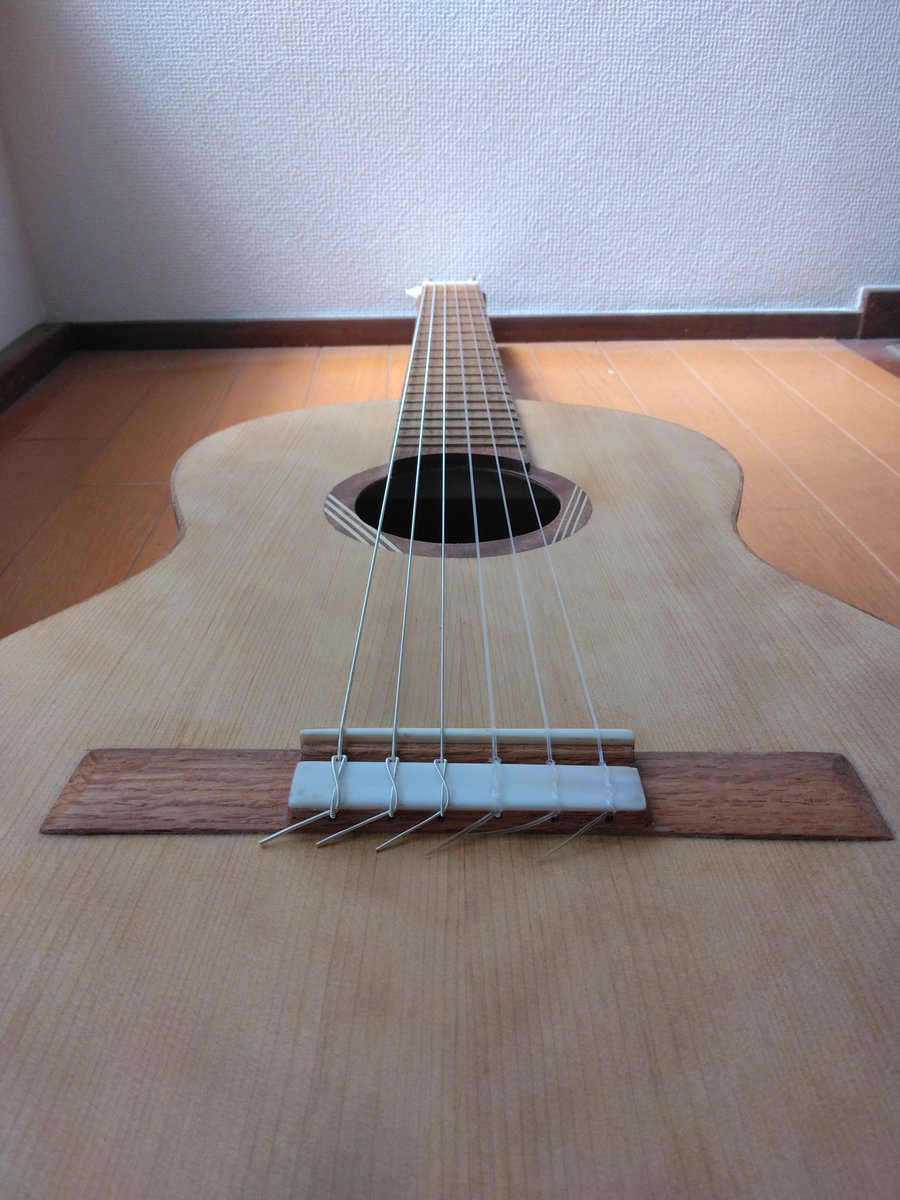 kametarin_ud's tweet photo. すみません！製作過程を公開しようと思っていた【色白な田舎っぽいギター】投稿をサボってるうちにすっかり出���上がっており、しかも数回ステージを共にしております。自分で言うのもなんですが、かなり良いです😏 https://t.co/CNZiWjQrFY