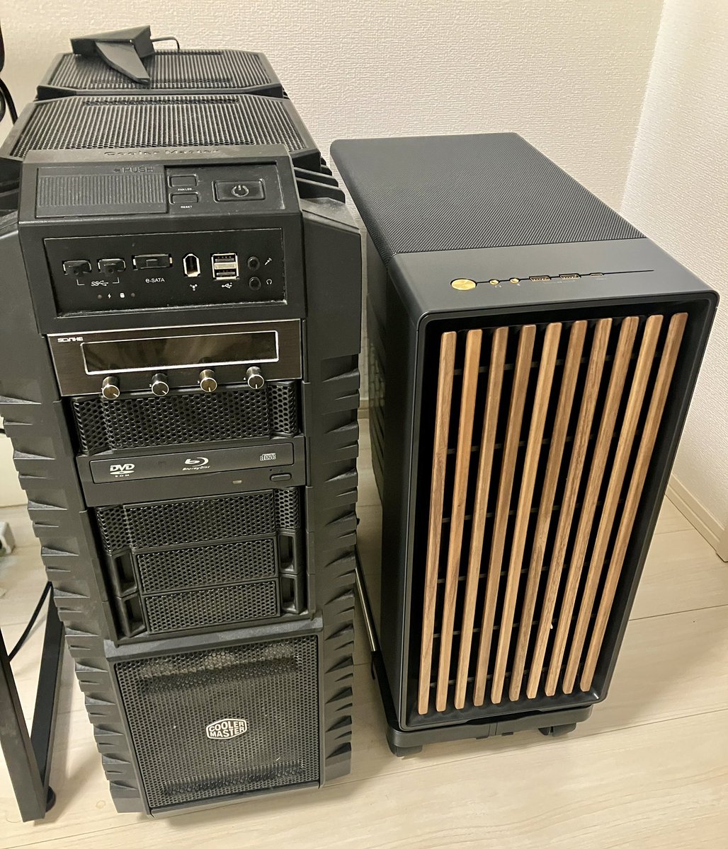e381bfe38190's tweet photo. ←14年使ったPCケース
　新しくお迎えした子→

少し小さくなりました☺️ 
（キャスターつけたので高さは増したけど） https://t.co/7sy9Gayjya